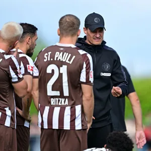 St. Pauli-Trainer Alexander Blessin hält eine Ansprache