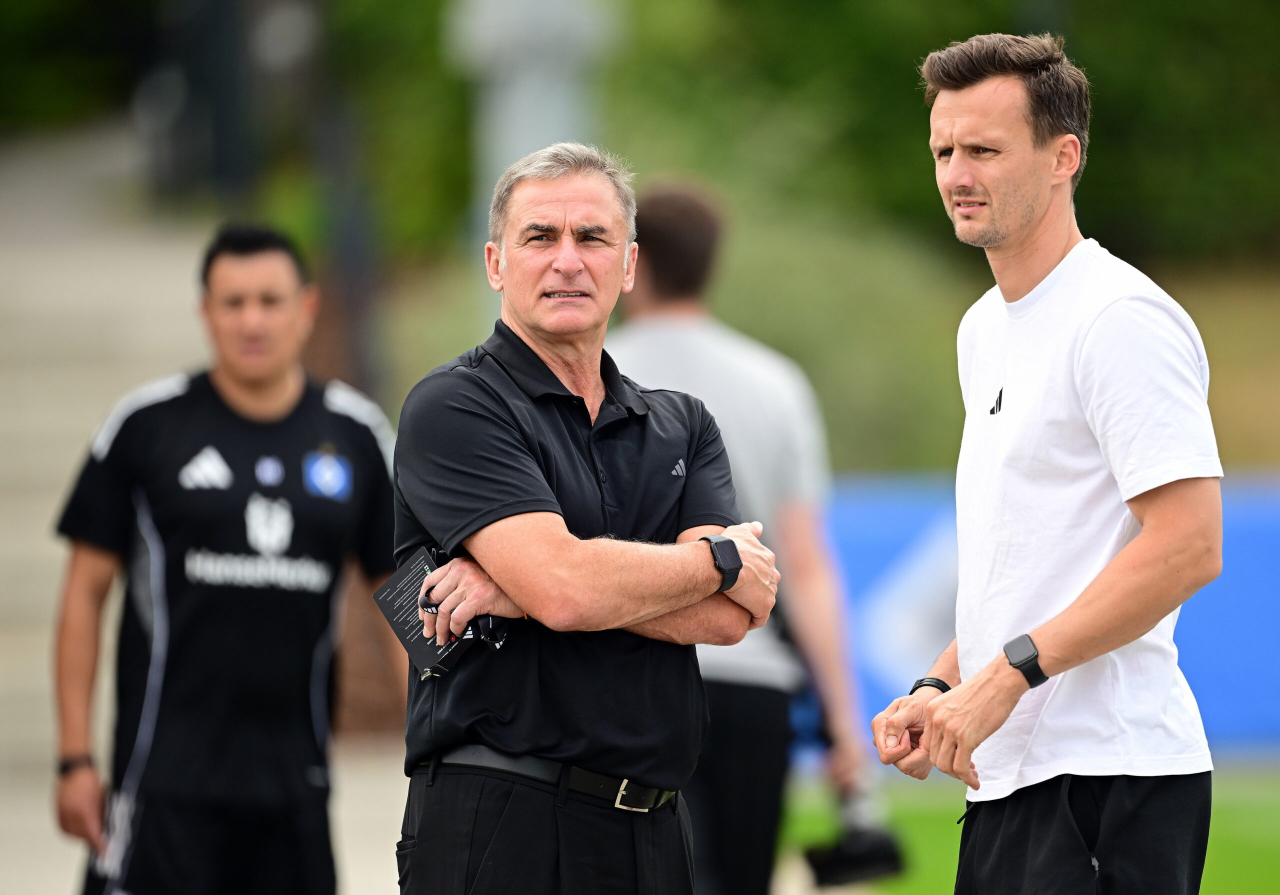 HSV-Sportvorstand Stefan Kuntz (l.) und Sportdirektor Claus Costa wollen noch zumindest zwei neue Spieler in diesem Sommer präsentieren.