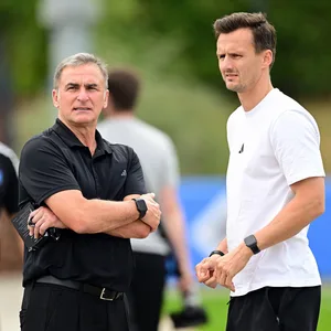 HSV-Sportvorstand Stefan Kuntz (l.) und Sportdirektor Claus Costa wollen noch zumindest zwei neue Spieler in diesem Sommer präsentieren.