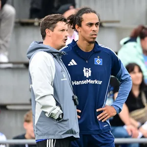 Merlin Polzin auf dem Trainingsplatz im Gespräch mit Yussuf Poulsen