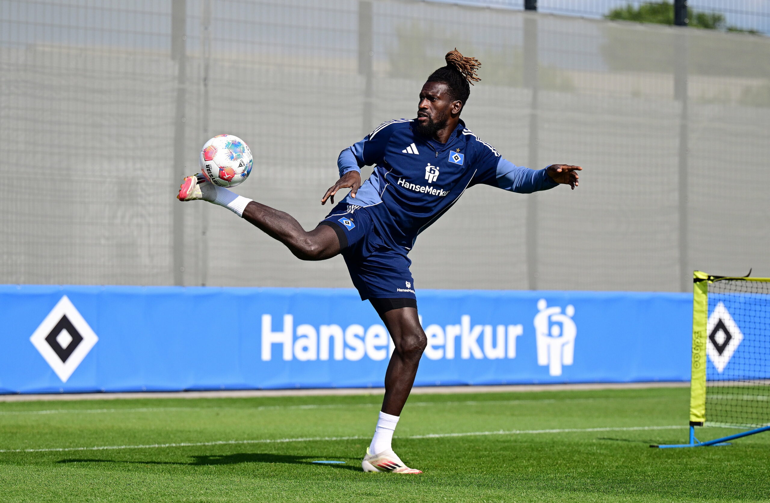 Bakery Jatta jongliert einen Ball