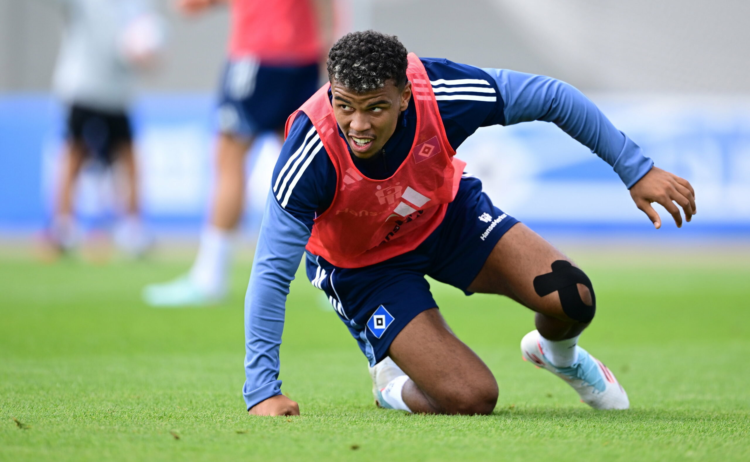 HSV-Angreifer Ransford Königsdörffer beim Training am Boden