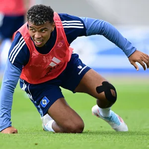 HSV-Angreifer Ransford Königsdörffer beim Training am Boden
