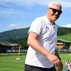 Andreas Bornemann im St. Pauli-Trainingslager mit Sonnenbrille