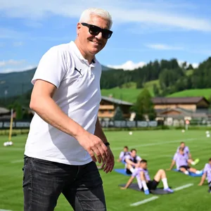 Andreas Bornemann im St. Pauli-Trainingslager mit Sonnenbrille