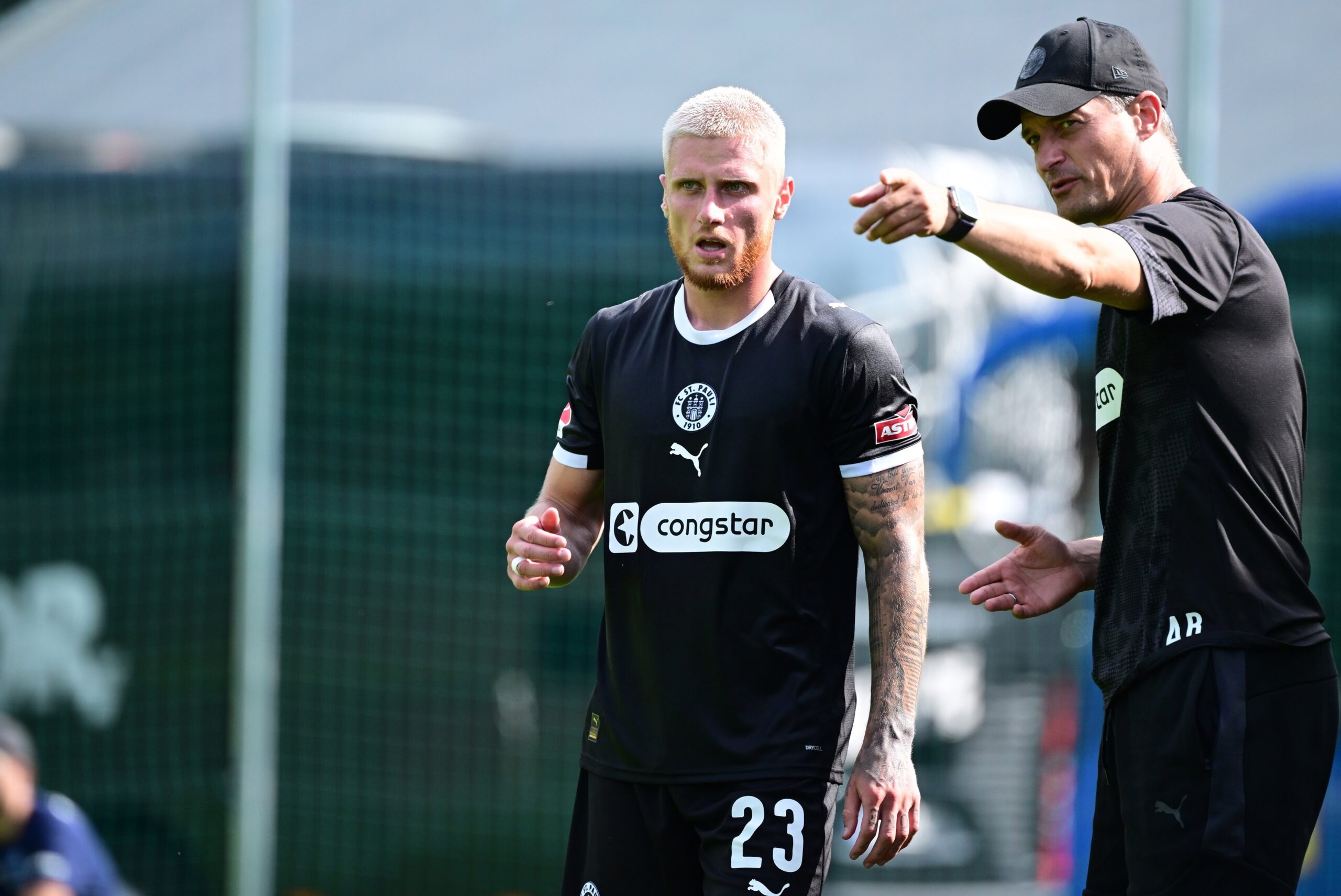 Alex Blessin gibt Louis Oppie Anweisungen