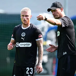Alex Blessin gibt Louis Oppie Anweisungen