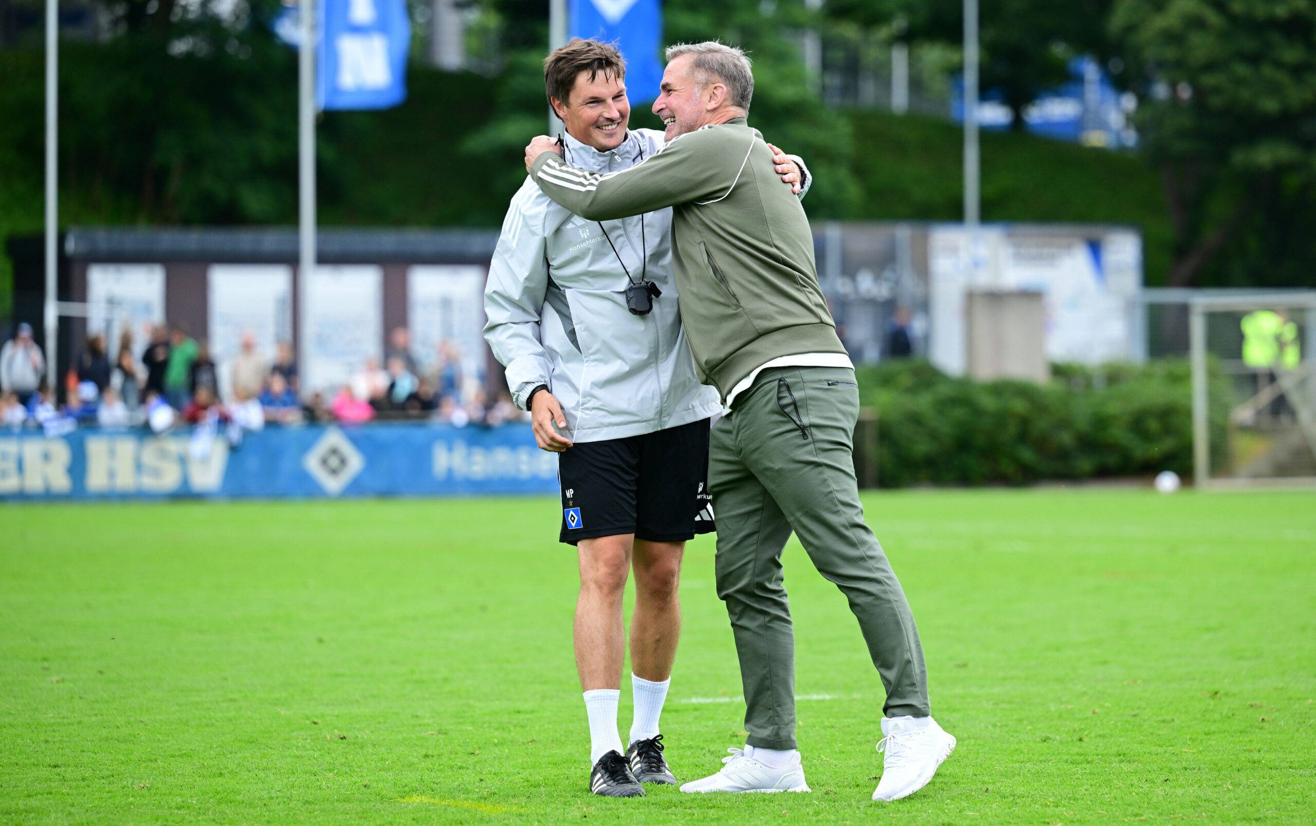 Merlin Polzin wird auf dem Trainingsplatz von Stefan Kuntz umarmt