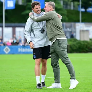 Merlin Polzin wird auf dem Trainingsplatz von Stefan Kuntz umarmt