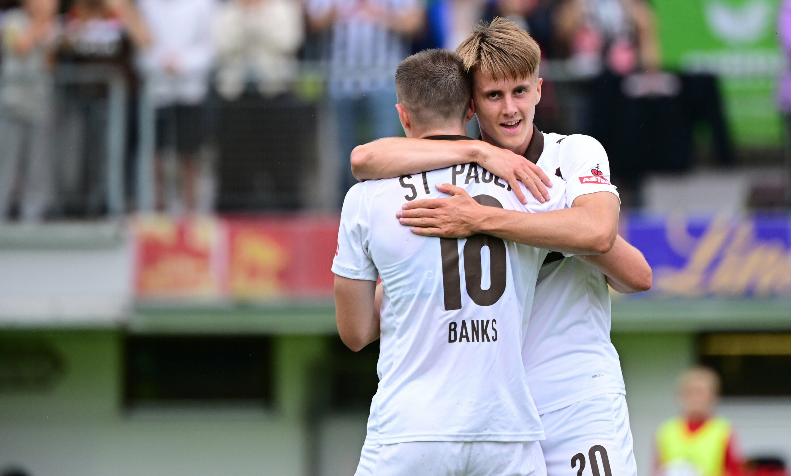 Erik Ahlstrand jubelte beim Testspiel gegen Nizza mit Scott Banks.