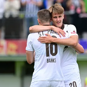 Erik Ahlstrand jubelte beim Testspiel gegen Nizza mit Scott Banks.
