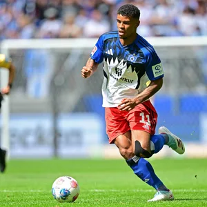 Ransford Königsdörffer im Testspiel gegen Lyon am Ball