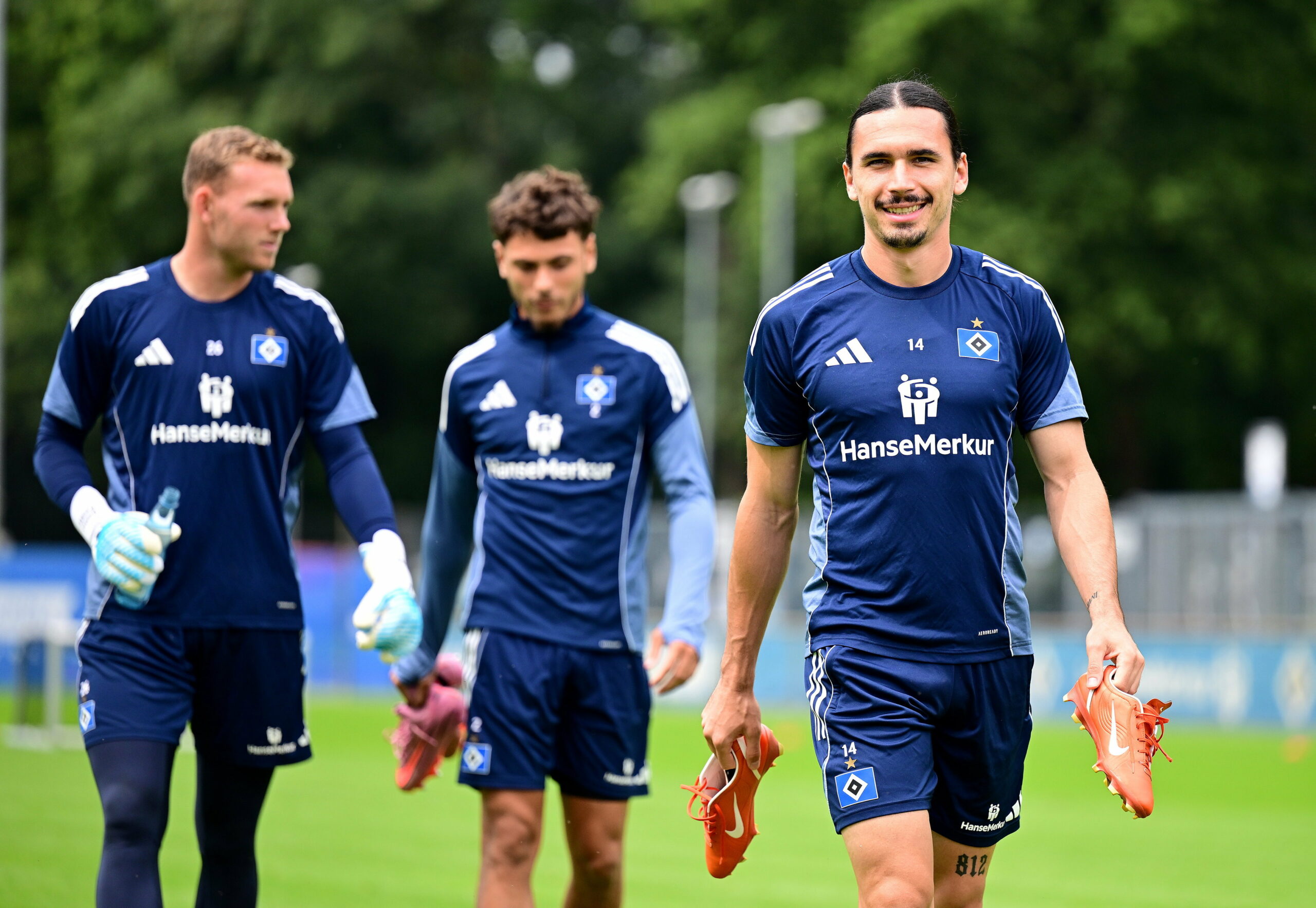 HSV-Profis tragen ihre Schuhe vom Platz