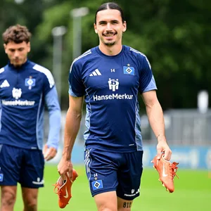 HSV-Profis tragen ihre Schuhe vom Platz