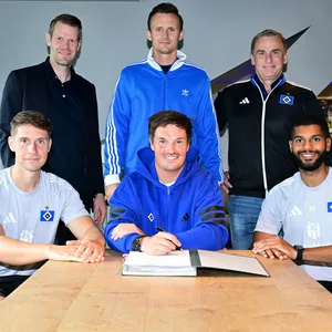 Loic Favé, Merlin Polzin und Richard Krohn sitzen vor Eric Huwer, Claus Costa und Stefan Kuntz am Tisch