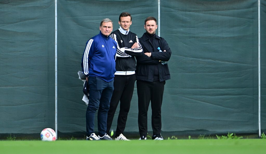 Wachsame Blicke: Sportvorstand Stefan Kuntz, Scouting-Chef Sebastian Dirscherl und Sportdireltor Claus Costa (v.l.) wollen in diesem Sommer noch mindestens drei Spieler zum HSV lotsen.