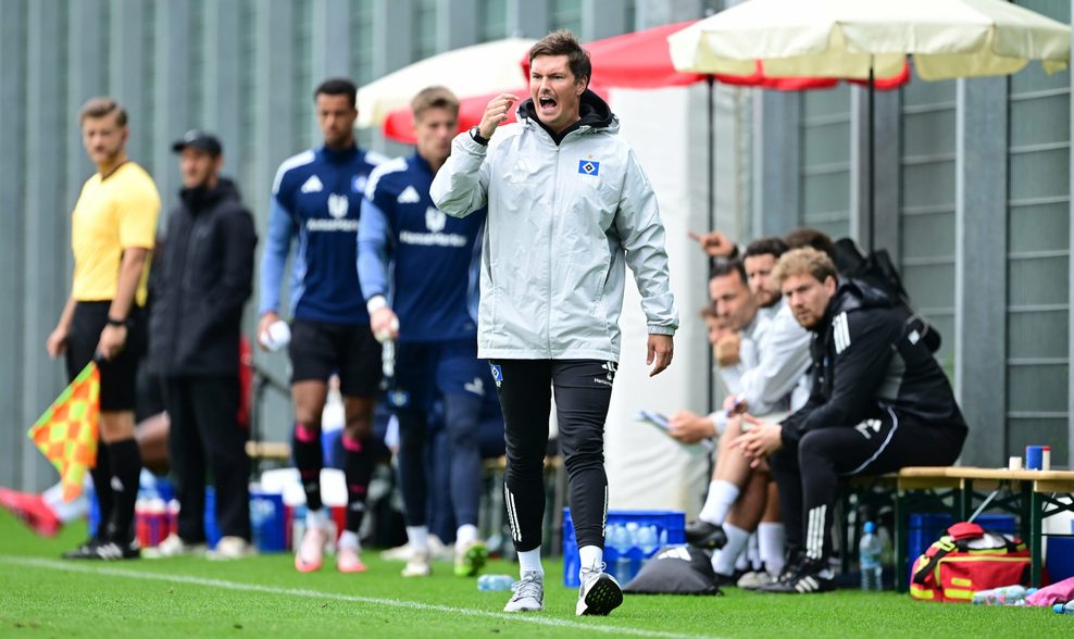 HSV-Trainer Merlin Polzin beim Testspiel in Freiburg