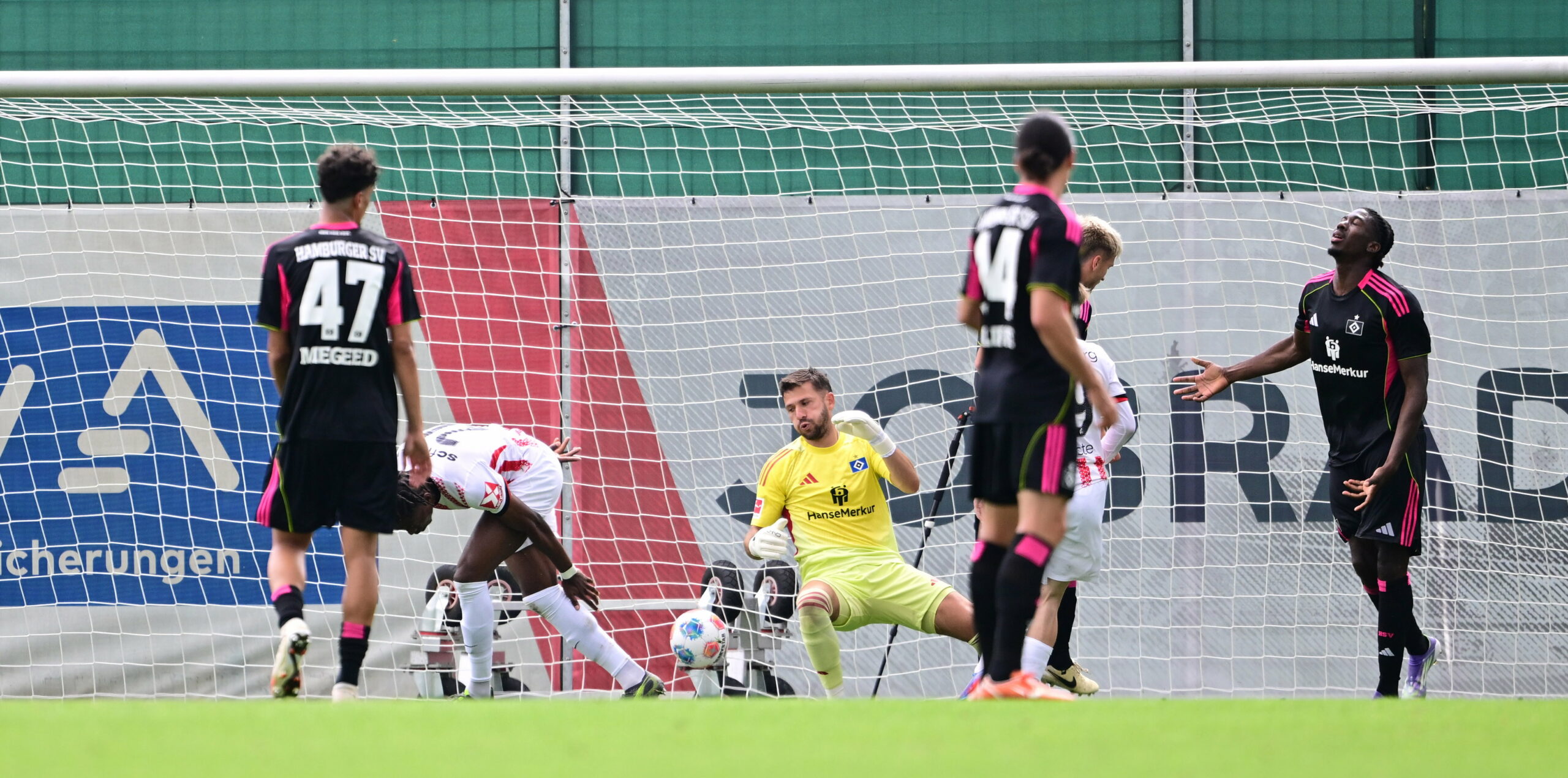 Junior Adamu trifft im HSV-Test