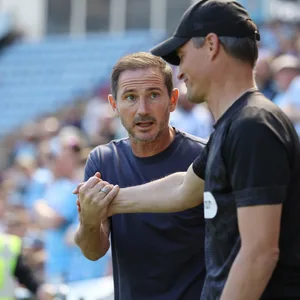 Alexander Blessin beim Shakehands mit Coventry-Coach Frank Lampard