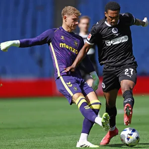 Andreas Hountondji klaut Coventrys Torwart Carl Rushworth den Ball und trifft zum 1:1 für St. Pauli.