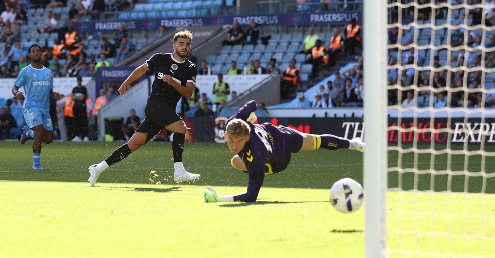 Danel Sinani erzielt in Coventry das 2:2 für St. Pauli