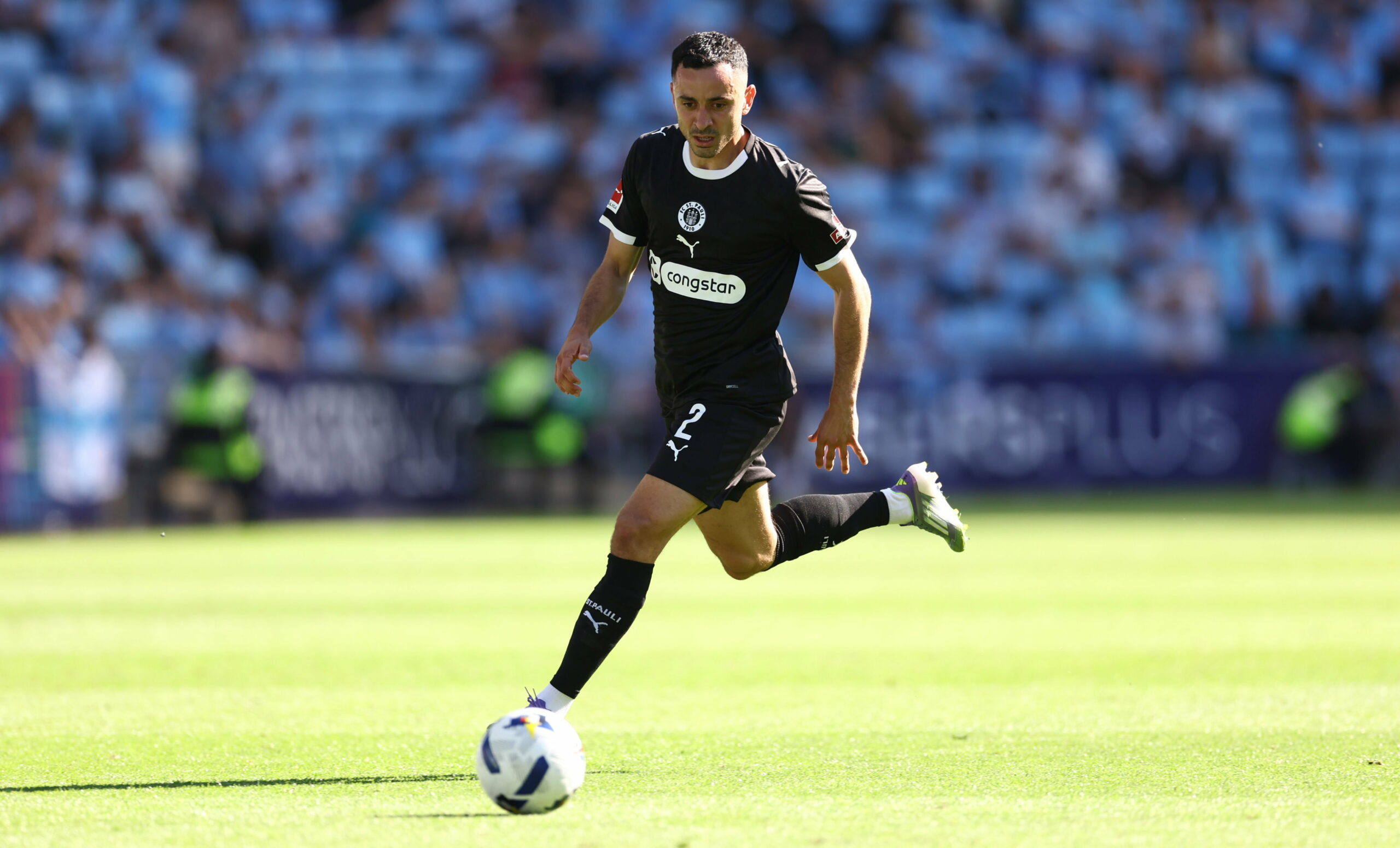 St. Paulis Manolis Saliakas beim Testspiel gegen Coventry City