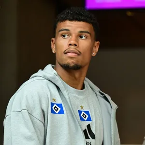 Ransford Königsdörffer beim HSV-Abflug nach Mallorca