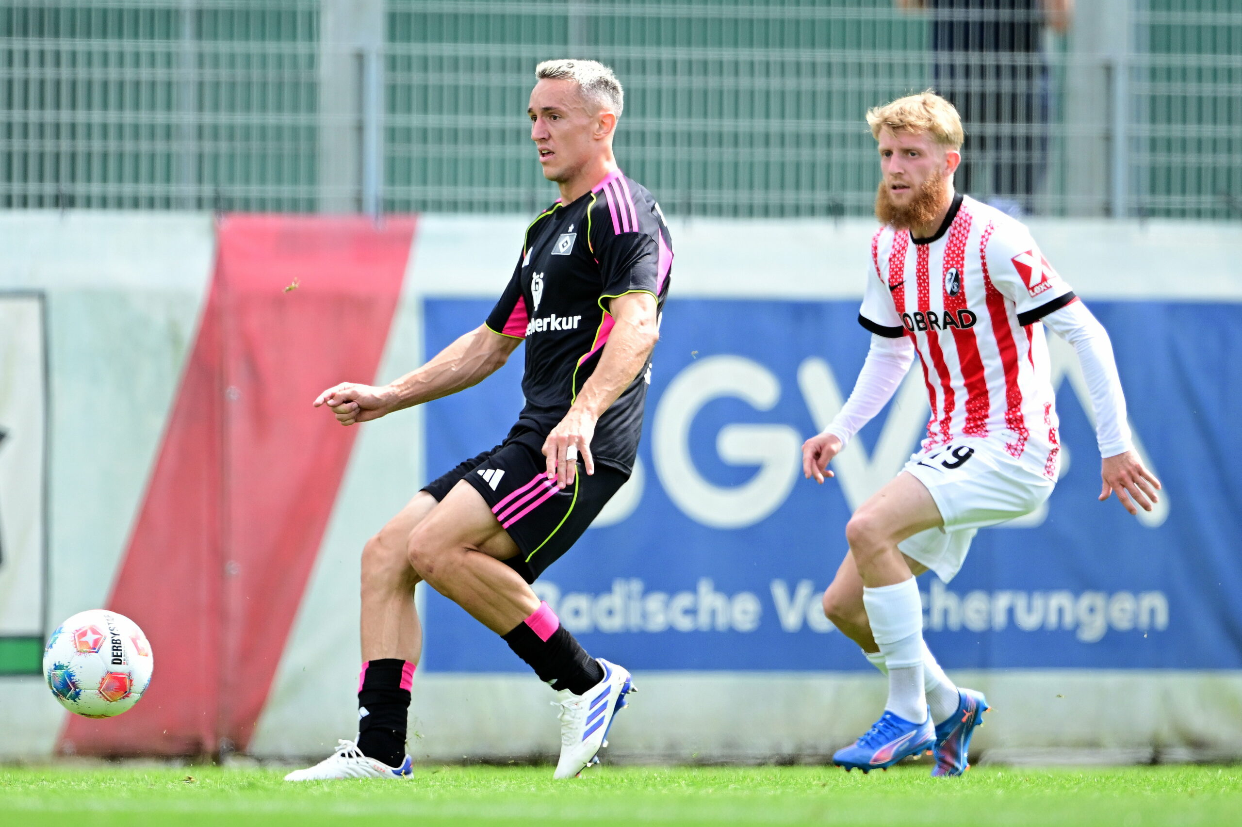 Silvan Hefti spielt einen Pass vor Jan-Niklas Beste