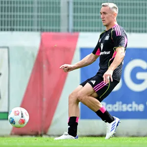 Silvan Hefti spielt einen Pass vor Jan-Niklas Beste