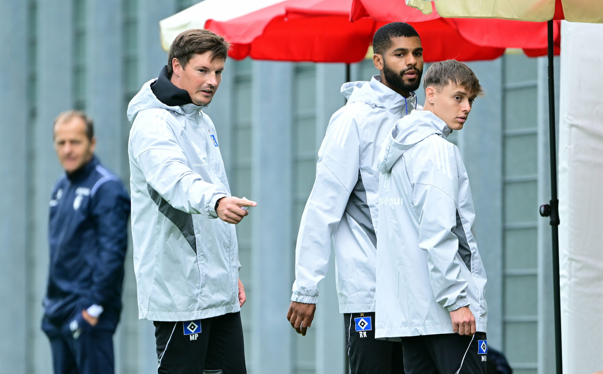 Merlin Polzin, Richard Krohn und Max Bergmann an der Seitenlinie