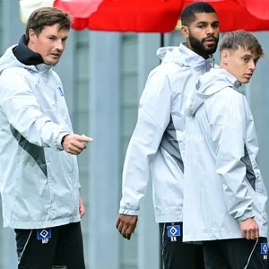 Merlin Polzin, Richard Krohn und Max Bergmann an der Seitenlinie