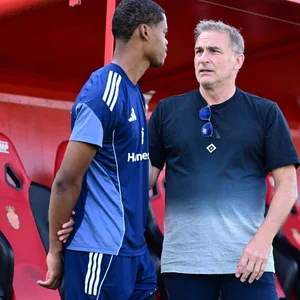 Stefan Kuntz am Trainingsplatz im Gespräch mit Wared Omari