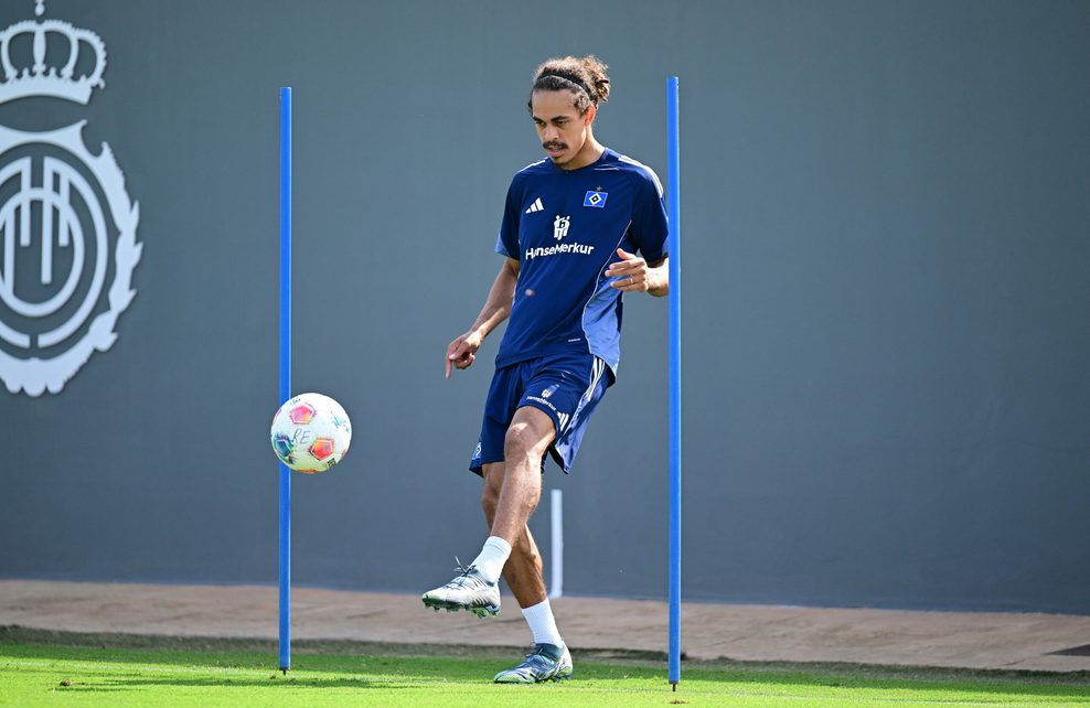 Yussuf Poulsen bei einem Volleyschuss im Training