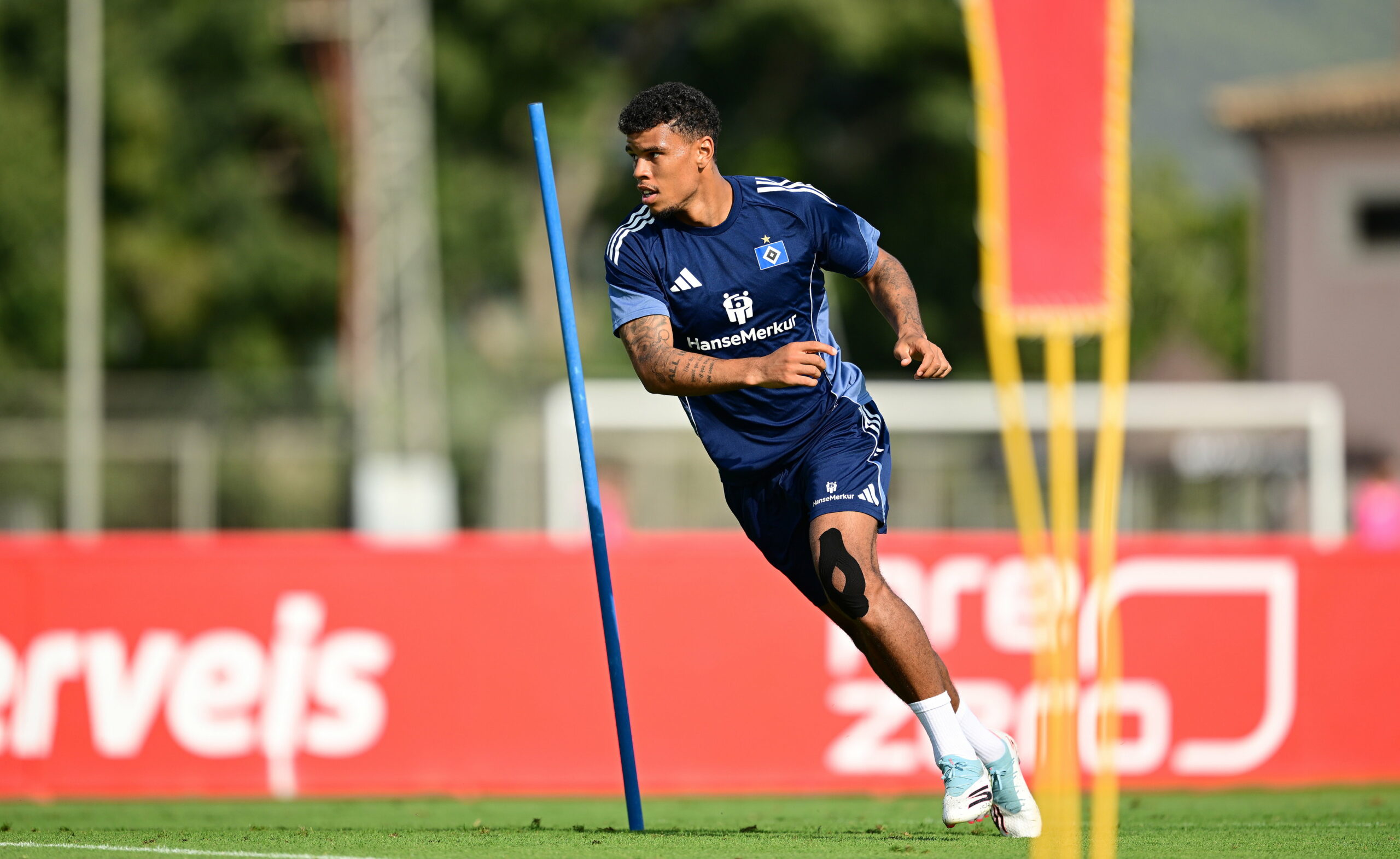 Ransford Königsdörffer läuft auf dem Trainingsplatz um eine Stange