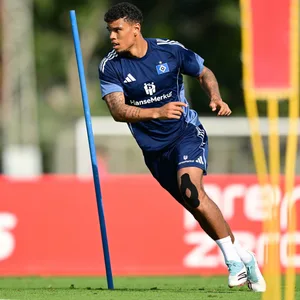Ransford Königsdörffer läuft auf dem Trainingsplatz um eine Stange