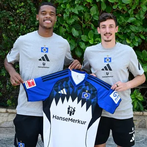 Wared Omari und Giorgi Gocholeishvili halten ein HSV-Trikot hoch