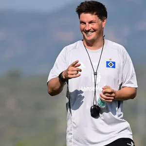 Merlin Polzin lächelt im HSV-Training
