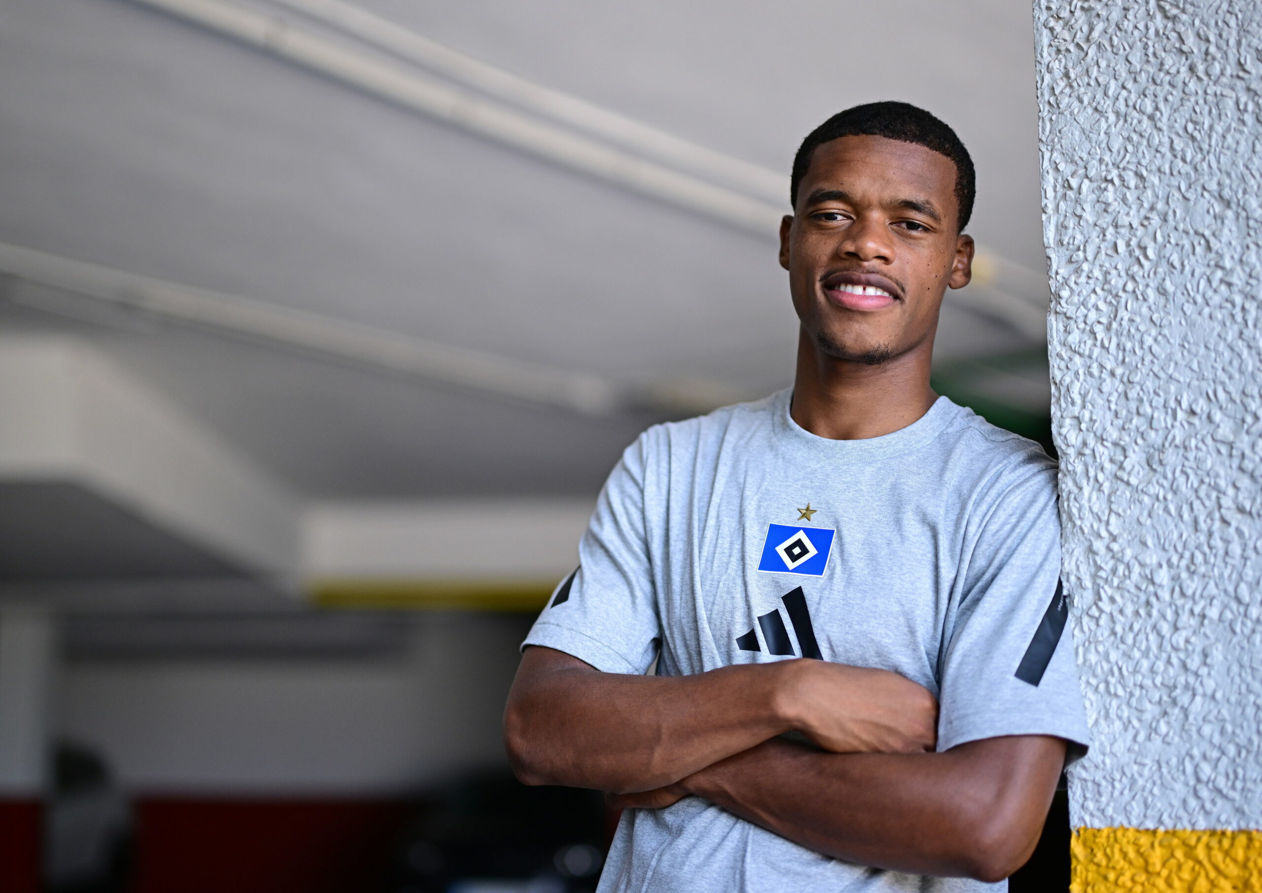 HSV-Neuzugang Warmed Omari lehnt an eine Hauswand