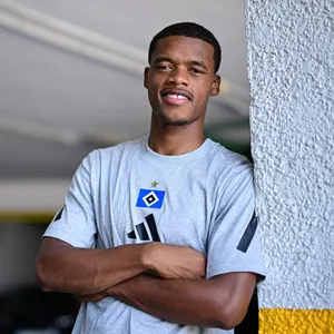 HSV-Neuzugang Warmed Omari lehnt an eine Hauswand