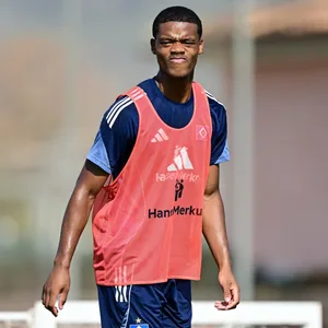 Wared Omari kneift auf dem Trainingsplatz die Augen zu