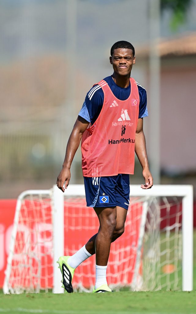 Wared Omari kneift auf dem Trainingsplatz die Augen zu