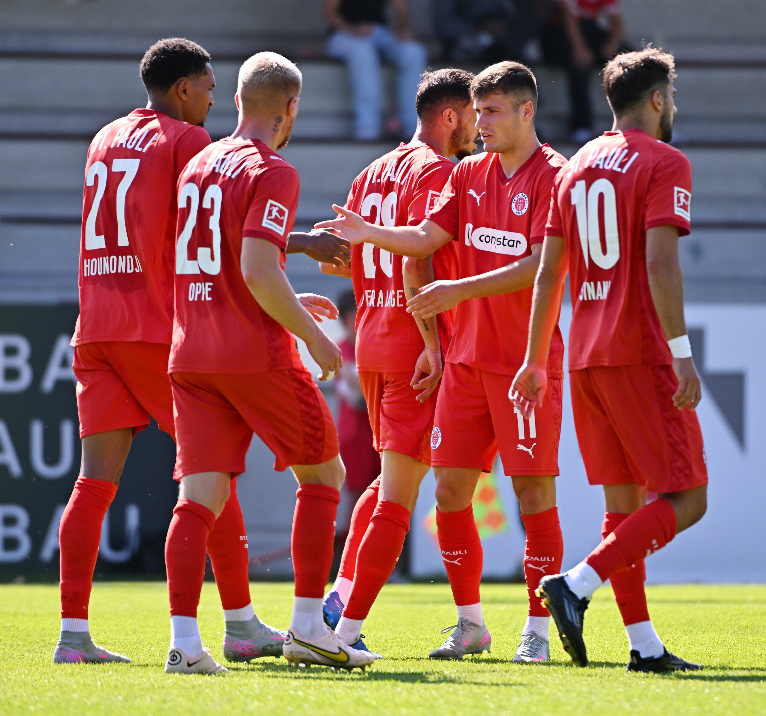 Andreas Hountondji (l.) klatscht mit Pyrka ab