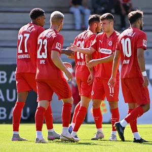Andreas Hountondji (l.) klatscht mit Pyrka ab