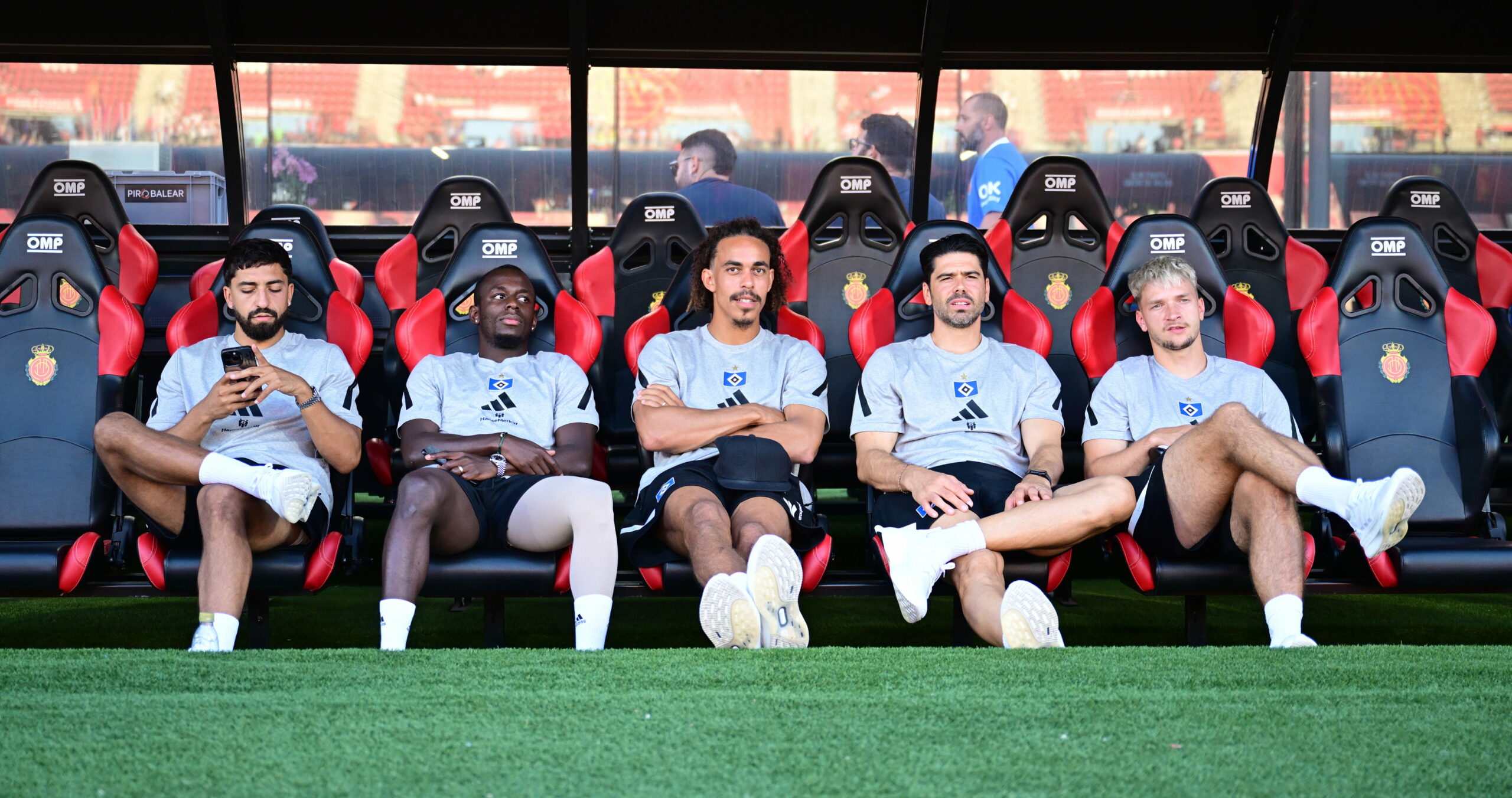 Immanuel Pherai, Jean-Luc Dompé, Sebastian Capel, Yussuf Poulsen und Noah Katterbach sitzen auf der Auswechselbank