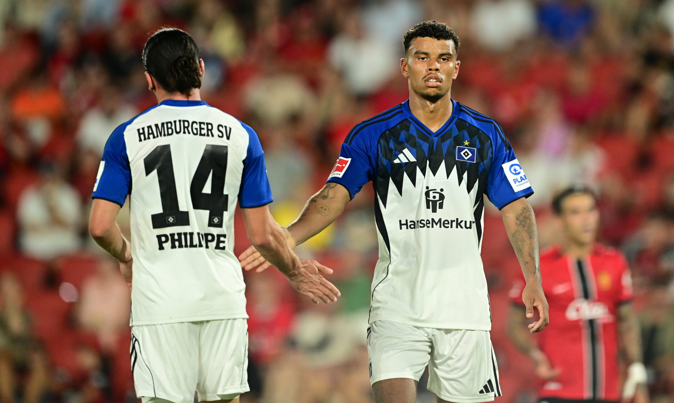 Rayan Philippe und Ransford Königsdörffer klatschen ab