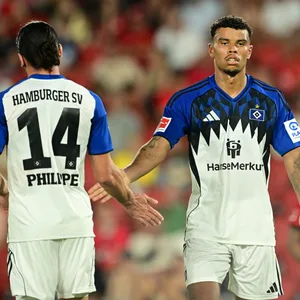 Rayan Philippe und Ransford Königsdörffer klatschen ab