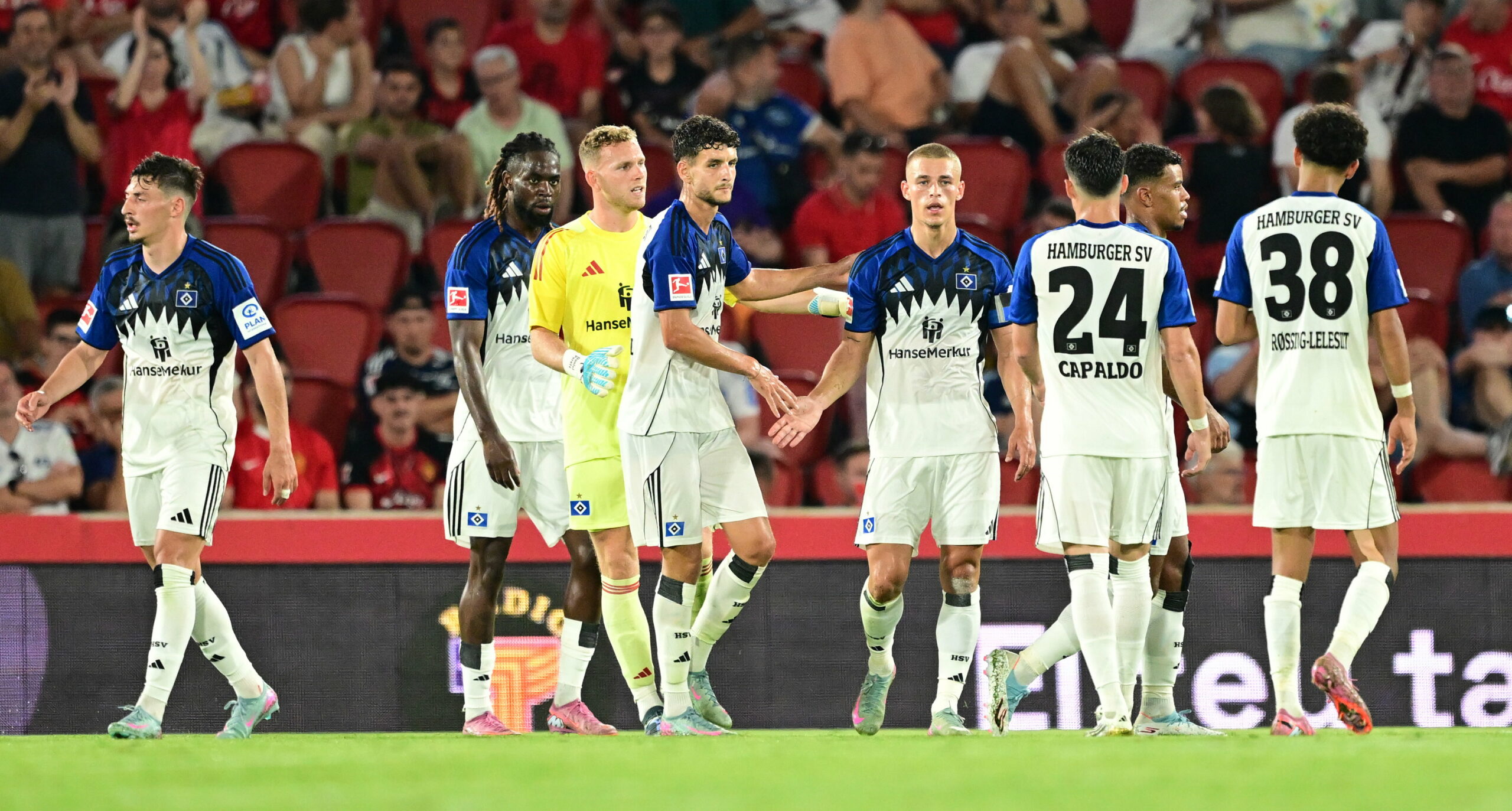 HSV-Profis trösten sich nach einem Testspiel