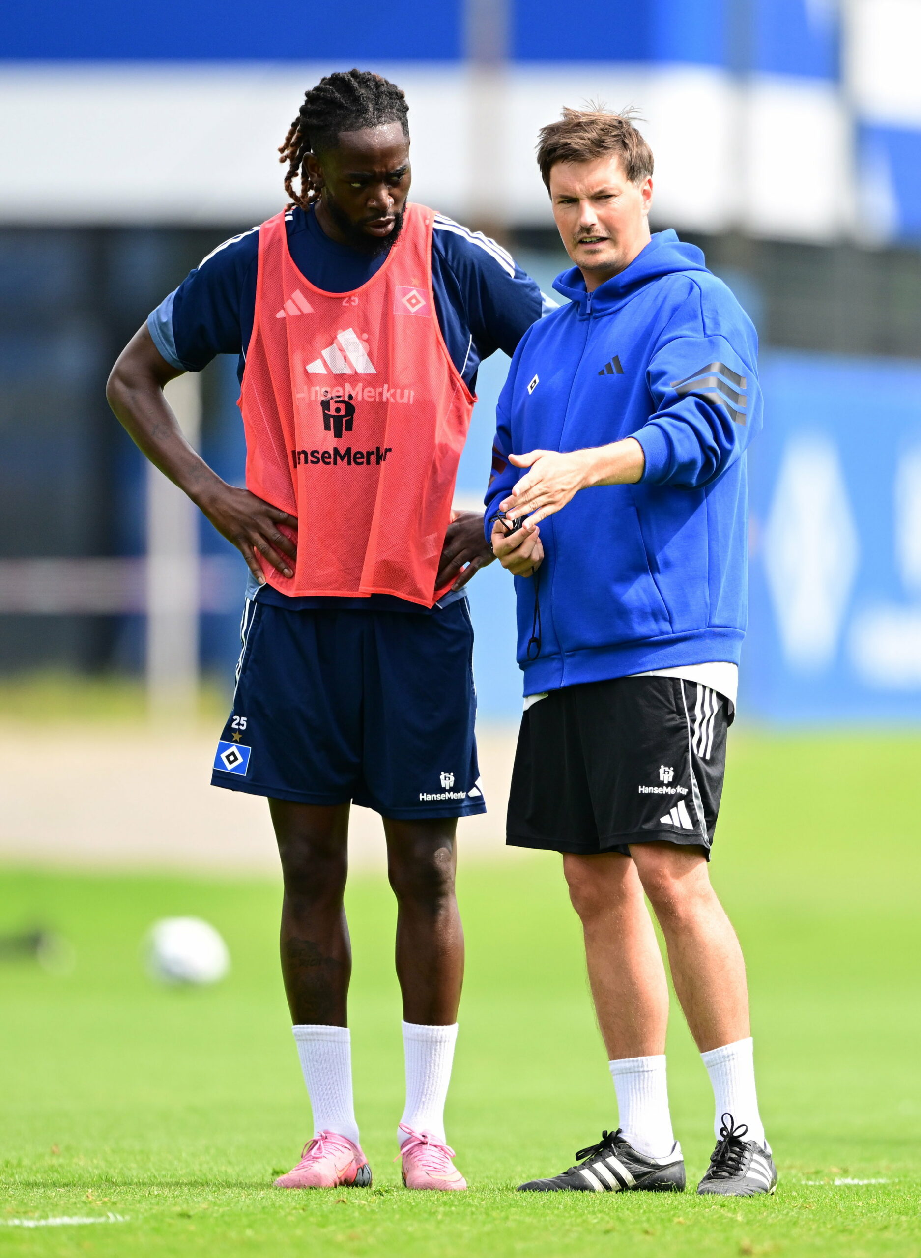 Jordan Torunarigha auf dem Trainingsplatz im Gespräch mit Merlin Polzin