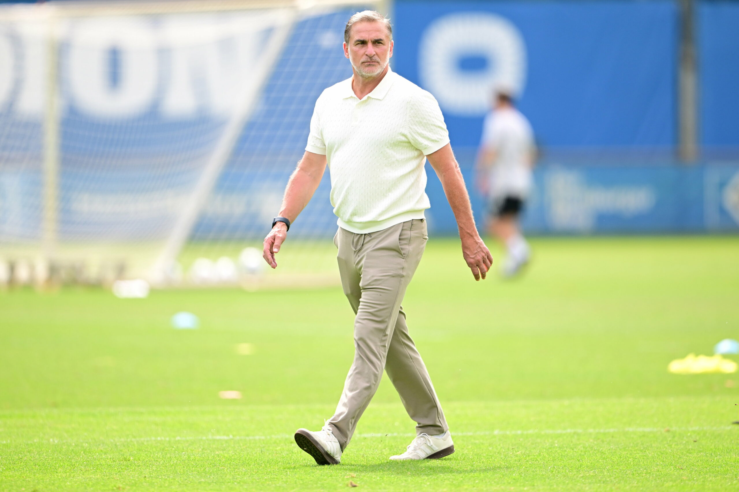 Stefan Kuntz geht über den Trainingsplatz des HSV