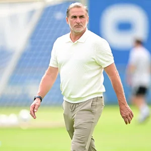 Stefan Kuntz geht über den Trainingsplatz des HSV